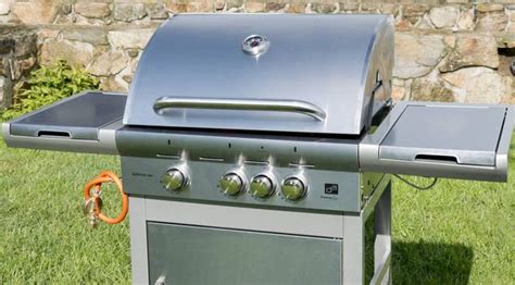 Pohľad na nerezovú konštrukciu a liatinové rošty grilu G21 California BBQ Premium Line