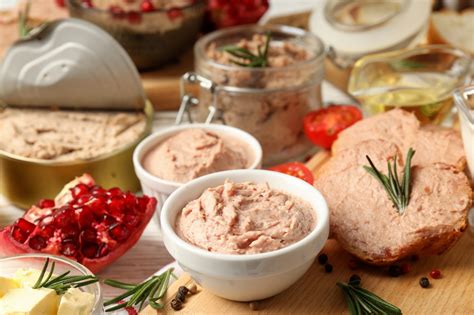 Ingrediencie na paštétu: mäso, pečeň, cibuľa a koreniny