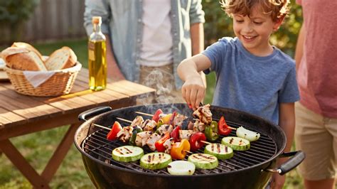 Rodina griluje na záhrade