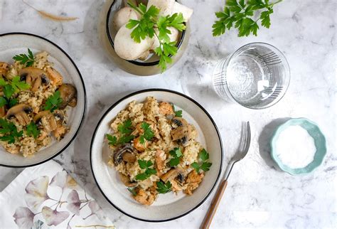 Základné ingrediencie pre kuracie mäso so šampiňónmi, paradajkami a rukolou