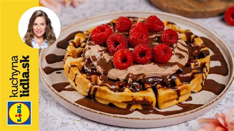 Fotografie palaciniek so šľahačkou a čokoládového fondantu
