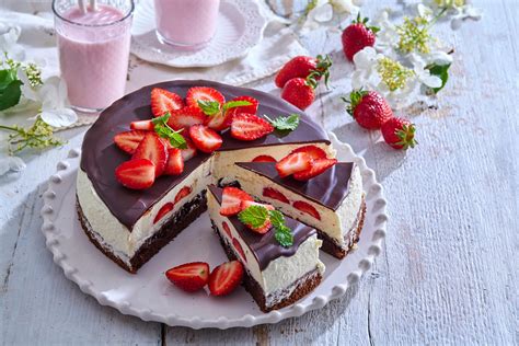 Tvarohovo-čokoládová torta Míša s vrstvami krému a jahodami