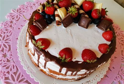 Svieža ovocná torta s tvarohovou plnkou a pestrým zdobením