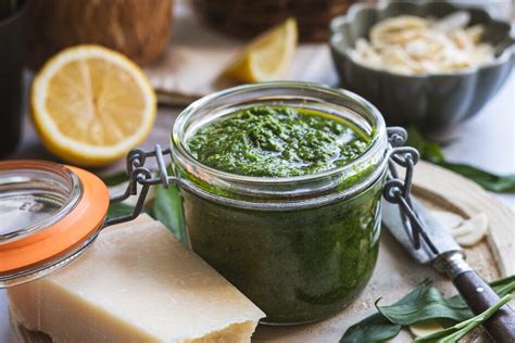 Domáce pesto z medvedieho cesnaku v sklenenej nádobe