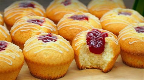 Hotové citrónové tvarohové muffiny s čerstvou citrónovou kôrou