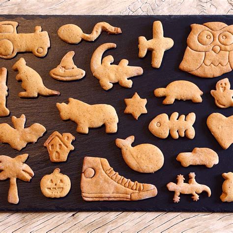 Deti pečúce sušienky s pečiatkami