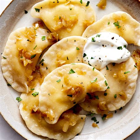Tradičné poľské knedle (pierogi) podávané v reštaurácii v Toruni