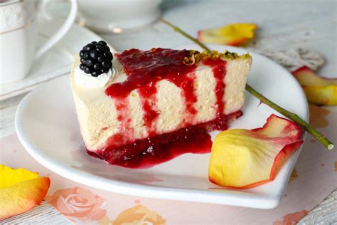 Svieži nepečený cheesecake s ovocím