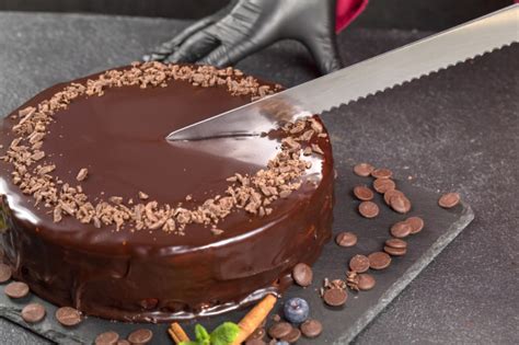 Nôž v horúcej vode pred krájaním torty
