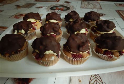 Muffinové cesto v papierových košíčkoch pred pečením