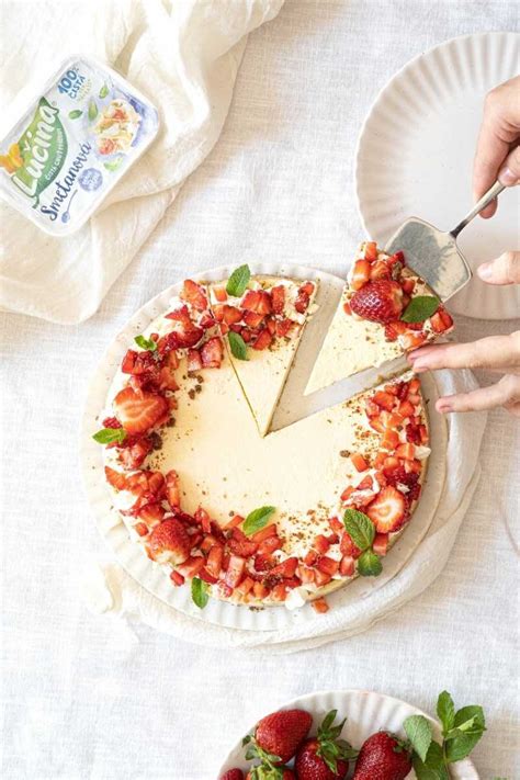 Cheesecake zdobený čerstvými jahodami a mätou