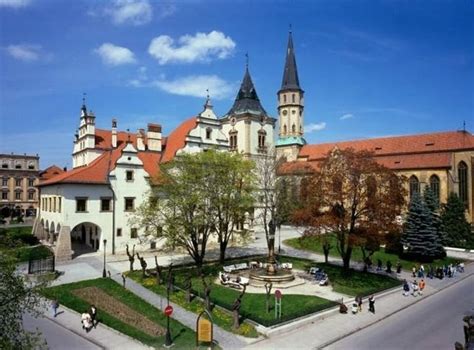Historické námestie v Levoči s mestskou vežou a reštauráciami