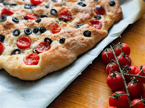 Focaccia Barese s paradajkami a olivami