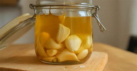 Ingrediencie na fermentovaný cesnak s medom