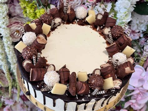 Torta zdobená cukrovými ľaliami