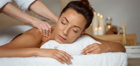 Žena relaxujúca pri čokoládovej masáži