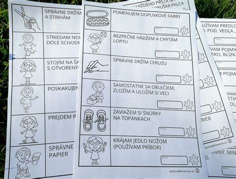 Dieťa objavujúce rôzne textúry a predmety v senzorickom boxe