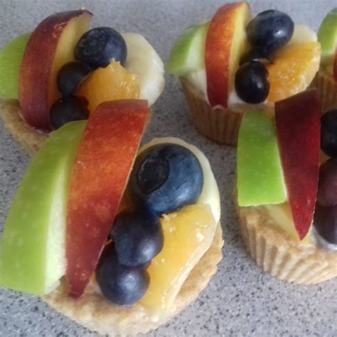 Muffin zdobený smotanovým krémom a ovocím