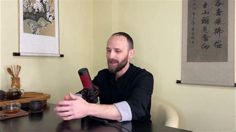 Žena v meditácii s bylinkami a symbolmi čínskej medicíny v pozadí