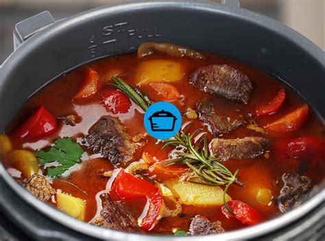 Pomalé varenie bolonskej omáčky pre intenzívnu chuť