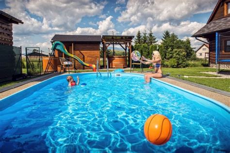 Fotografia relaxačnej zóny s bazénom a detským ihriskom
