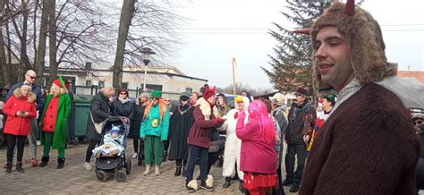 Sprievod Krampusov a Perchtenov s detailmi masiek a zvonov