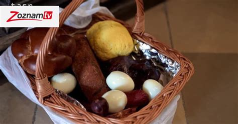 Zobrazenie rôznych veľkonočných jedál: paska, klobása, vajíčka, hrudka