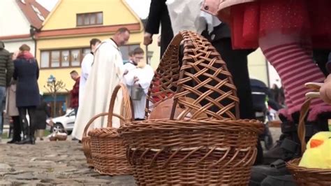 Fotografia košíka s posvätenými veľkonočnými jedlami