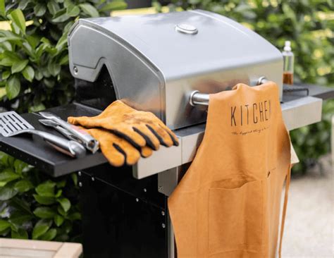 Základné grilovacie nástroje Weber: zástera, rukavice, štetec