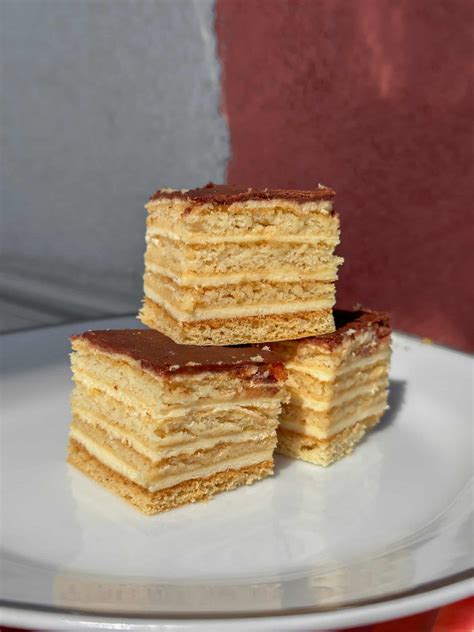 Rozkrojené medové rezy s vrstvami plnky a džemu