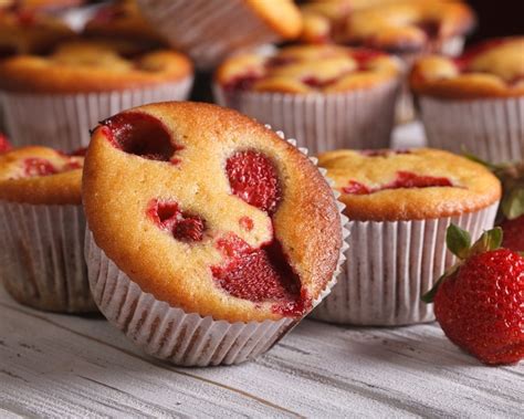 čerstvo upečené muffiny v papierových košíčkoch
