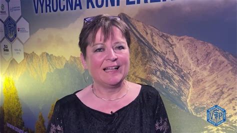 Zdenka Šťavinová preberá ocenenie