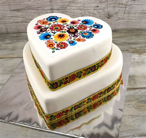 Torta v tvare pánskej košele s ľudovým motívom