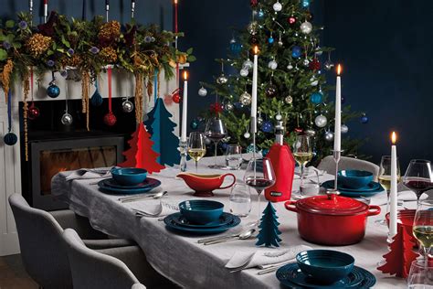 Sviatočný stôl s pečenou kačicou a tradičnými prílohami