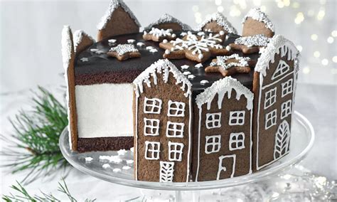 Vianočná tvarohová torta na sviatočnom stole