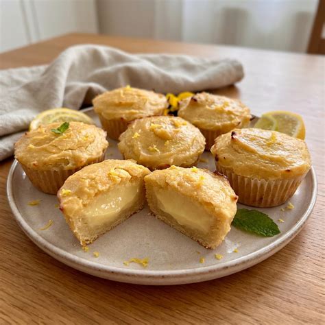 Citrónové muffiny zdobené bielkovým snehom a flambované