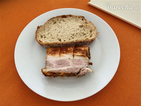Servírovaný varený bôčik s horčicou a chrenom