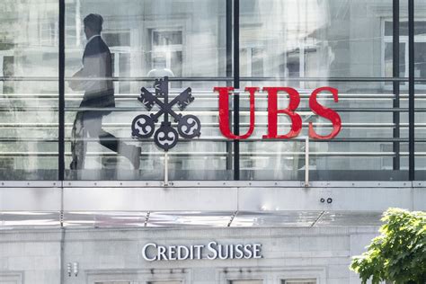 Schéma štruktúry švajčiarskeho bankového sektora pred a po prevzatí Credit Suisse bankou UBS