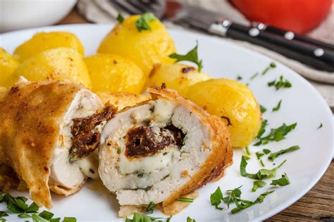 Kuracie kapsy plnené syrom a pečené zemiaky