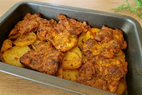 Marinované kuracie krídla so zemiakmi na plechu