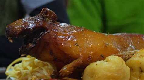 Pečené morča cuy na tradičnom peruánskom tanieri
