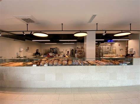 Interiér tradičnej pekárne s pečivom