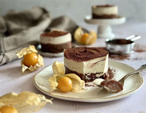 Hotové raw tiramisu ozdobené kakaom