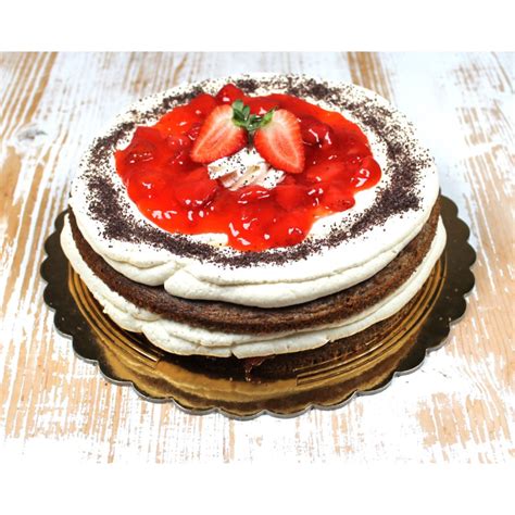 Torta s jahodami a šľahačkou
