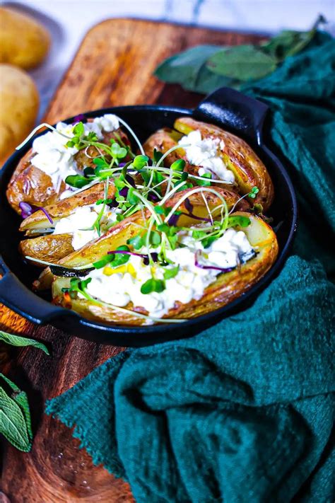 Ilustrácia pečených zemiakov s bylinkami