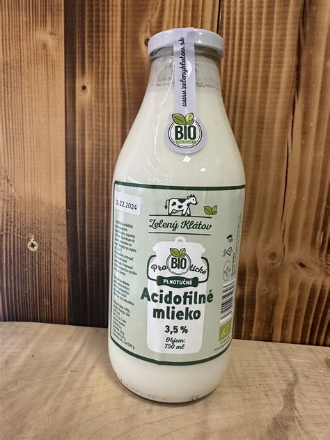 Acidofilné mlieko v sklenenej fľaši na vidieckom stole