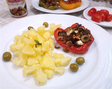 Plnená paprika servírovaná s varenými zemiakmi a čerstvou zeleninou