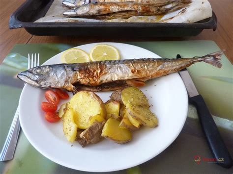 Pečená makrela s cibuľou a citrónom
