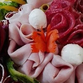 Rôzne dekorácie na slanej torte