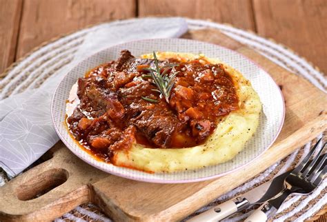 Tanier s pečenými rebierkami a zemiakovou kašou